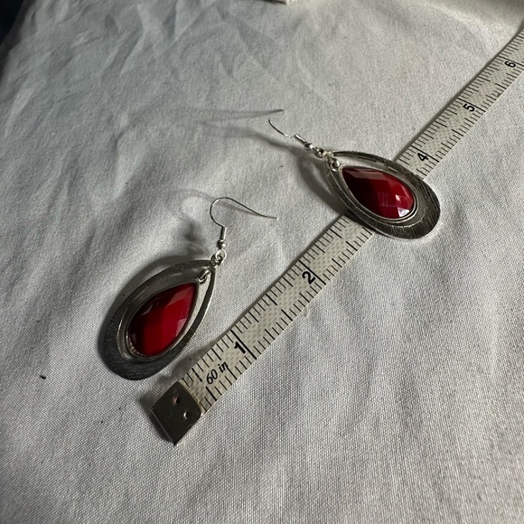 Silvertone teardrop style red bead earrings - Picture 2 of 4